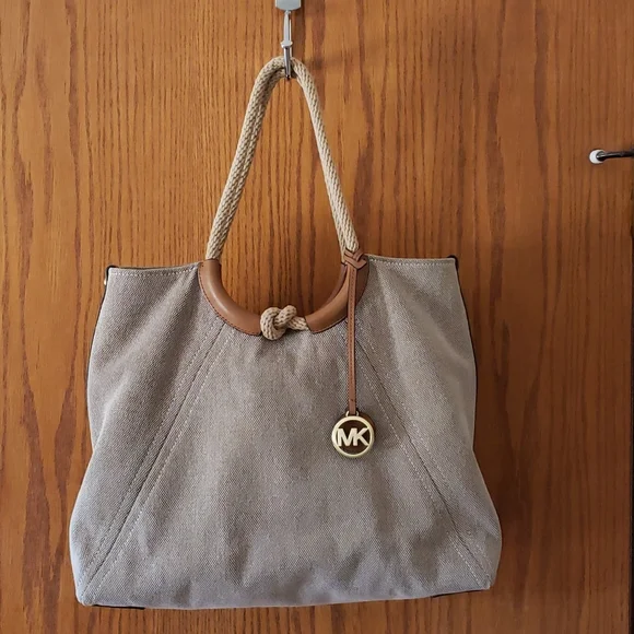 Michael Michael Kors Isla Ring shoulder Tote - Picture 1 of 10